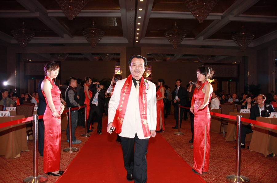 邹万生董事长参加“诚信中国节”行走于贵宾红毯.JPG